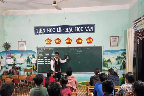 Ia Phí: 80 học viên tham gia lớp xóa mù chữ