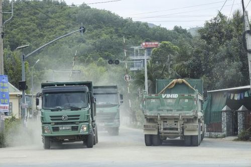 Vạn Ninh: Xe chở vật liệu gây ô nhiễm môi trường