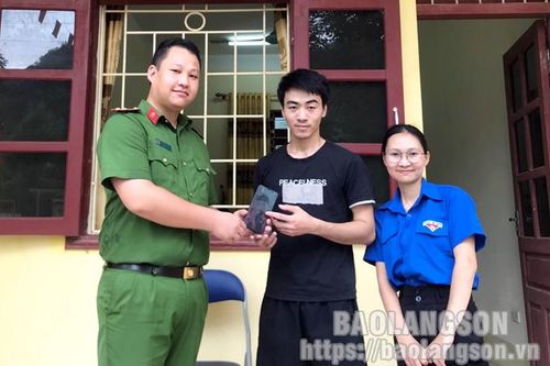 Bí thư đoàn xã trả lại tài sản cho người đánh rơi