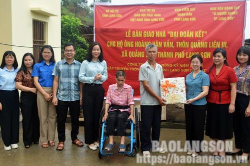 Bàn giao nhà đại đoàn kết tại xã Quảng Lạc, thành phố Lạng Sơn