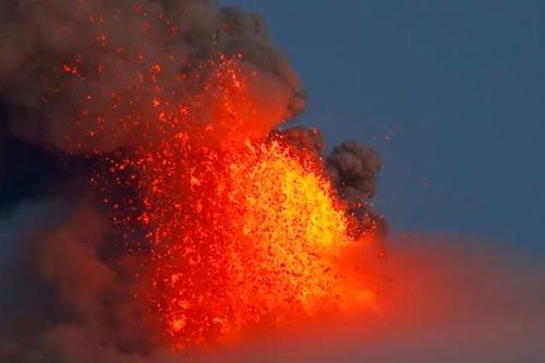 Núi lửa Mayon ở Philippines phun trào: Ít nhất 14.000 người phải sơ tán trong nhiều tháng