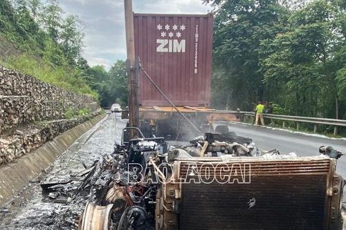 Xe container cháy rụi phần đầu, tài xế kịp thời thoát nạn