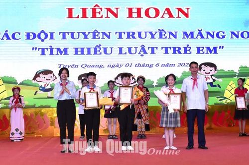 Cô bé 10 tuổi đam mê âm nhạc