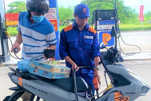 Chủ tịch UBND tỉnh tặng Bằng khen cho ông Trần Minh Đăng, người cứu 2 người trong vụ ô tô gặp nạn