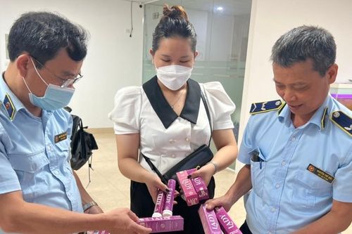 Quản lý thị trường Hà Nội: Phát hiện cơ sở kinh doanh sản phẩm bảo vệ sức khỏe có dấu hiệu hàng giả