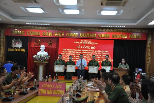 Khen thưởng các tập thể, cá nhân tham gia điều tra vụ cướp tiệm vàng tại Hải Dương