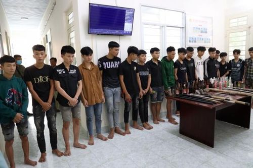 Bắt tạm giam 21 đối tượng sử dụng súng, 'bom xăng' và mã tấu gây rối