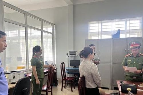 Khởi tố đối tượng giả mạo cán bộ ngân hàng lừa đảo chiếm đoạt tài sản