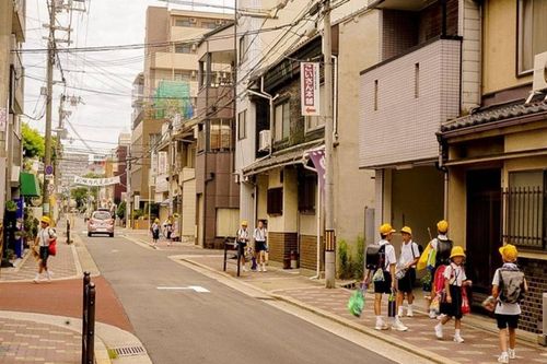 Lén đọc máy tính bảng của giáo viên chủ nhiệm, học sinh sốc không dám đến trường