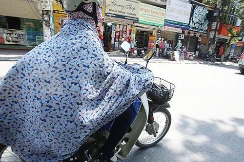 Mặc áo chống nắng cuốn vào bánh xe, người phụ nữ ngã lún cột sống