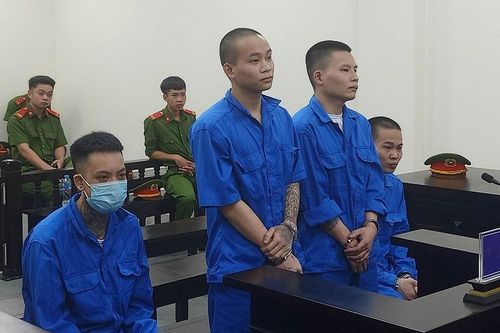Nghi bị tố cáo, nhóm thanh niên 'xăm trổ' chặn đường đánh ông già thành thương