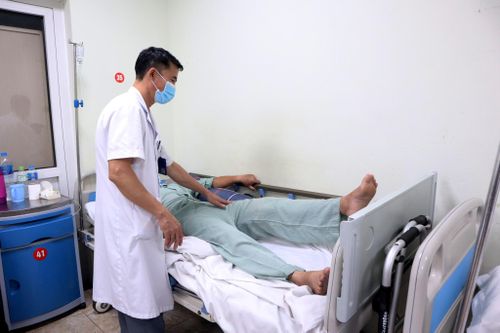 Người đàn ông nhiễm HIV bị hoại tử cả 2 chỏm xương đùi, được thay khớp hàng toàn phần