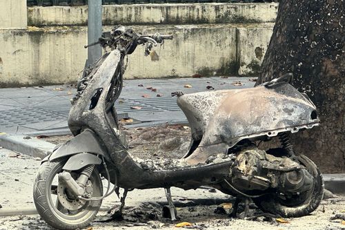Xe máy Piaggio LX bùng lửa, cháy đen giữa đường