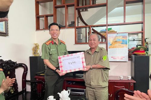 Động viên, chia sẻ bảo vệ dân phố có hoàn cảnh khó khăn