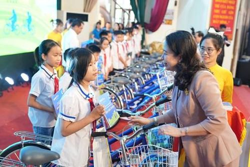Trao xe đạp và học bổng cho trẻ em có hoàn cảnh khó khăn vượt khó vươn lên trong học tập