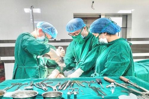 Biến dạng cẳng tay vì tự điều trị bằng thuốc nam