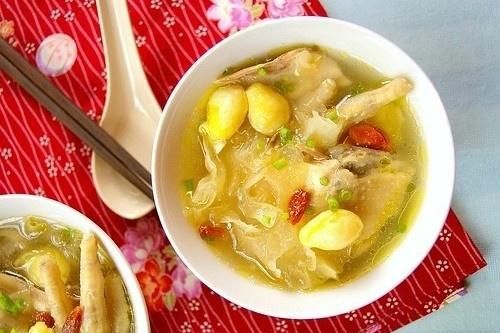 Người đàn ông ở Hong Kong nhập viện vì ăn 50 hạt bạch quả