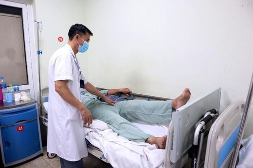 Thay khớp háng cho bệnh nhân nhiễm HIV bị hoại tử xương đùi 2 bên