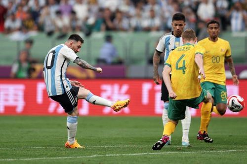 CĐV Trung Quốc vỡ òa trước siêu phẩm của Messi