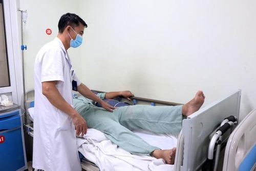 Thay khớp háng cho thanh niên nhiễm HIV bị hoại tử chỏm xương đùi 2 bên