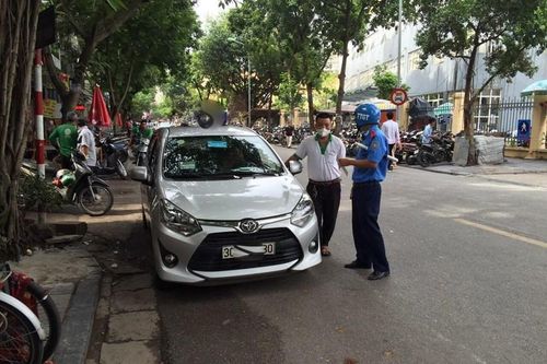 Kiểm tra, xử lý hãng taxi quảng cáo website cá độ