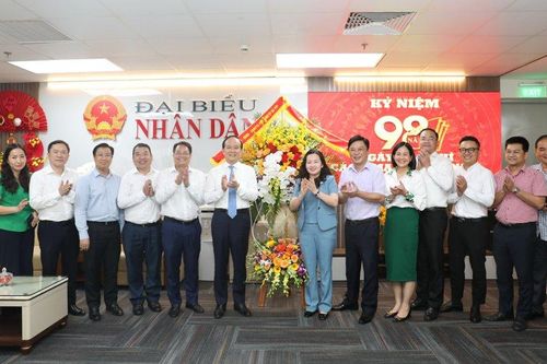 Chủ tịch HĐND Thành phố Nguyễn Ngọc Tuấn thăm, chúc mừng các cơ quan báo chí