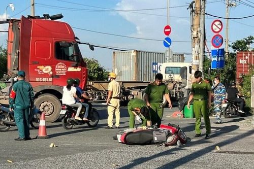 Tai nạn giao thông ngày 15/6/2023: Hai thanh niên tử vong cạnh xe máy