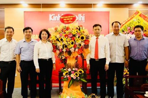 Bí thư Quận ủy Thanh Xuân Bùi Huyền Mai chúc mừng báo Kinh tế& Đô thị