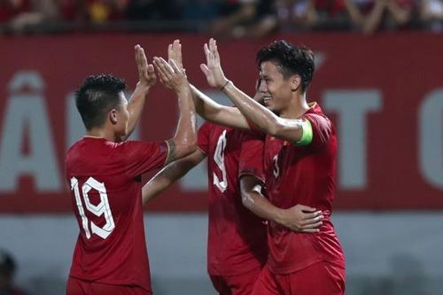 Quang Hải kiến tạo phạt đền, Quế Ngọc Hải ghi bàn trong ngày HLV Troussier ra mắt