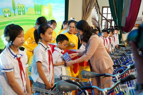 Trao xe đạp và học bổng cho trẻ em có hoàn cảnh khó khăn vượt khó vươn lên trong học tập