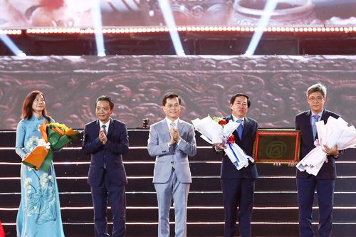 Lễ đón Bằng của UNESCO ghi danh 'Nghệ thuật làm gốm của người Chăm' và khai mạc Lễ hội Nho và Vang tỉnh Ninh Thuận