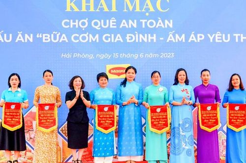 Phụ nữ Việt Nam với 'Chợ quê an toàn' và 'Bữa cơm gia đình - Ấm áp yêu thương'