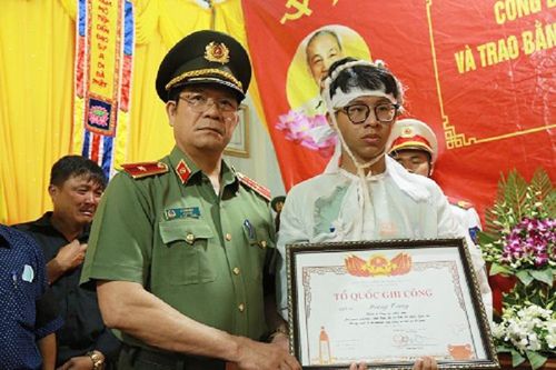 Giám đốc Công an tỉnh Đắk Lắk kêu gọi toàn thể cán bộ, chiến sĩ biến đau thương thành hành động cách mạng