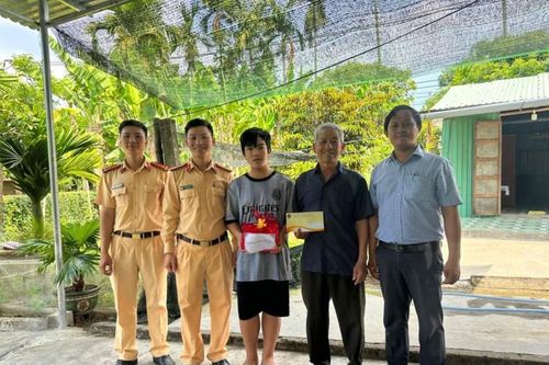 Cảnh sát giao thông Đà Nẵng tặng quà cho học sinh có hoàn cảnh khó khăn