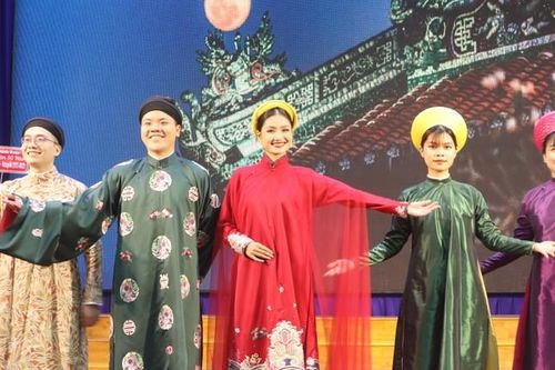 Hoa hậu môi trường thế giới Nguyễn Thanh Hà trình diễn áo dài tại chương trình giao lưu văn hóa