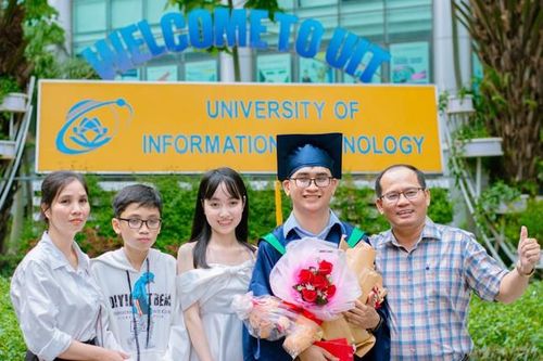 Thủ khoa tốt nghiệp toàn diện loại Xuất sắc cùng niềm đam mê với khoa học
