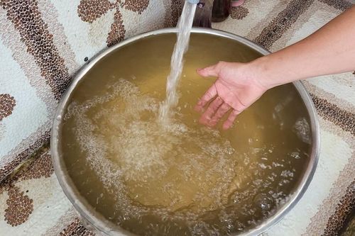 Nước sinh hoạt cấp cho dân bị đục, dân hứng nước mưa để dùng