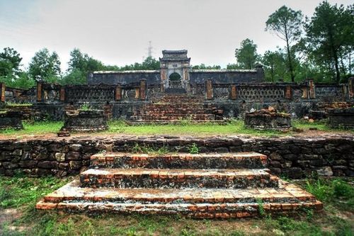 Khám phá lăng mộ bề thế của bà hoàng Từ Dụ trước khi tôn tạo