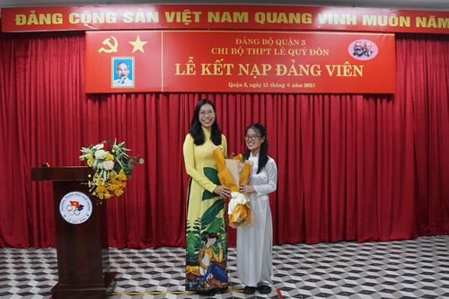 Học sinh lớp 12 xúc động đọc lời thề ngày kết nạp Đảng