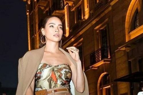 Trung Quốc: Ca sĩ Hồ Ngọc Hà kết hợp tông màu nâu trầm sang trọng dạo phố Thượng Hải