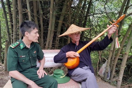 Tình yêu của người đàn ông chơi đàn tính bên thác Bản Giốc