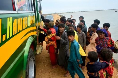 100.000 người sơ tán khi siêu lốc xoáy quét qua Ấn Độ và Pakistan