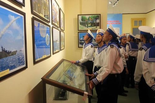 Triển lãm về tiến bộ khoa học của Hải quân nhân dân Việt Nam