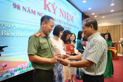 Hội Nhà báo TP Hà Nội trao tặng Kỷ niệm chương 'Vì sự nghiệp báo chí Việt Nam' cho hội viên
