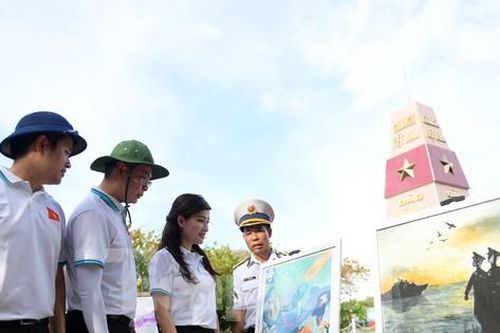 Ấn tượng Triển lãm mỹ thuật sinh viên lần đầu được tổ chức trên đảo Trường Sa