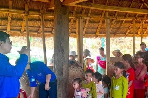 Đưa tri thức về nhà rông