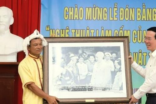 Chủ tịch nước Võ Văn Thưởng thăm bà con làng gốm Bàu Trúc