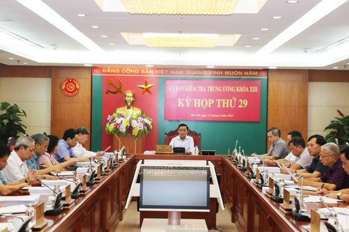 Ủy ban Kiểm tra Trung ương đề nghị kỷ luật 2 cán bộ suy thoái đạo đức, lối sống