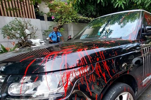 Ô tô Range Rover bị tạt đầy sơn đỏ ở Đà Nẵng