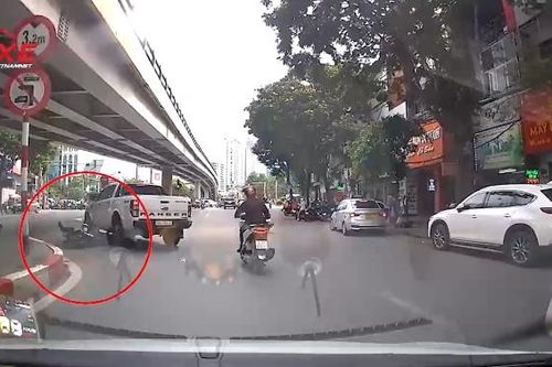 Bất ngờ rẽ trái, xe bán tải gây họa cho nam sinh đi xe máy điện